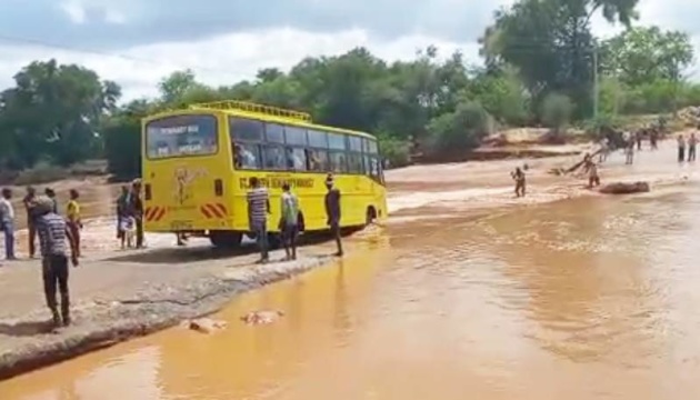 У Кенії автобус змило з мосту в річку, 18 загиблих