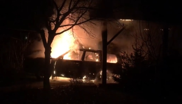 В Ужгороді спалили два авто, які належали місцевому журналісту та його дружині