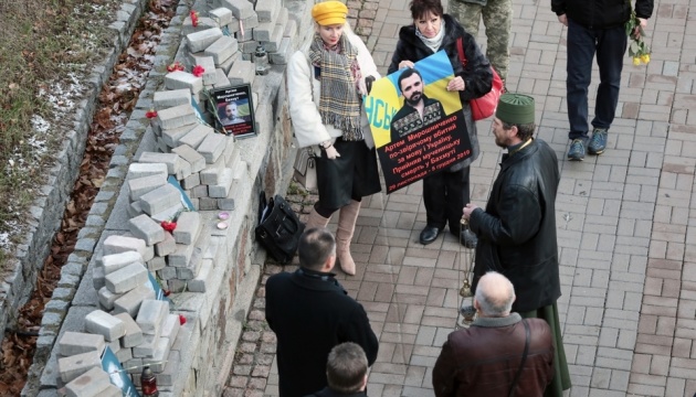 В Киеве состоялась панихида по волонтеру Артему Мирошниченко