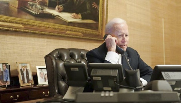 バイデン米大統領、キーウ訪問後にメローニ伊首相とウクライナ支援につき電話協議