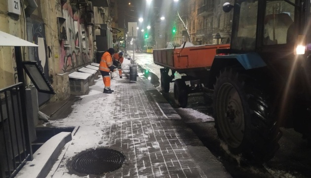 Дороги Києва вночі чистили від снігу понад 300 машин