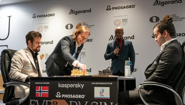 Шаховий матч за світову корону: Карлсен збільшує перевагу