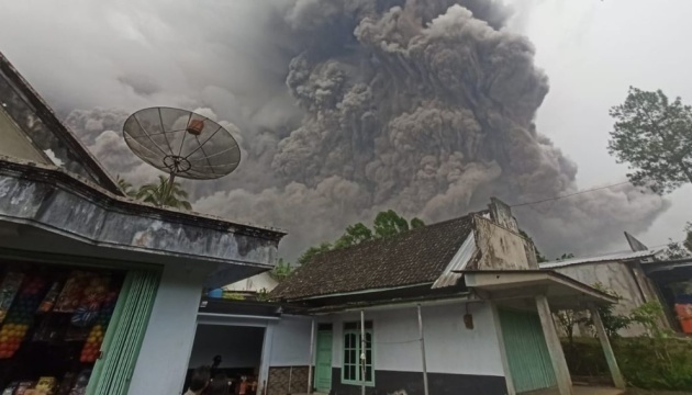 Количество погибших из-за извержения вулкана в Индонезии возросло до 22