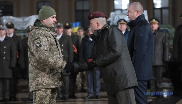 У Києві нагородили військових та вручили сертифікати на 13 броньованих автомобілів