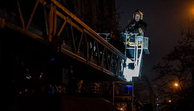 У Києві за вечір стались дві пожежі в багатоповерхівках, одна особа загинула
