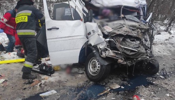 На Чернігівщині вантажівка зіткнулася з маршруткою, за попередніми даними - 11 загиблих