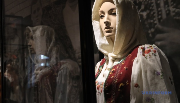 У музеї на Тернопільщині показують барвисте розмаїття лемківських хусток
