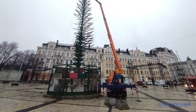 Kyjiw: Neujahrsbaum auf dem Sophienplatz aufgestellt