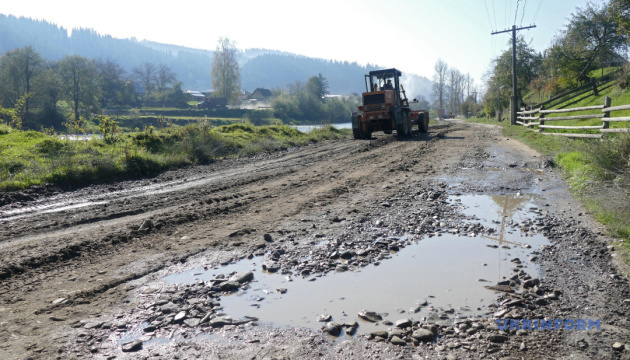 На Прикарпатье туристы минуют несколько достопримечательностей из-за разбитых дорог