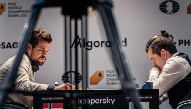 Карлсен виграв у Непомнящего вже третю партію в матчі за шахову корону 