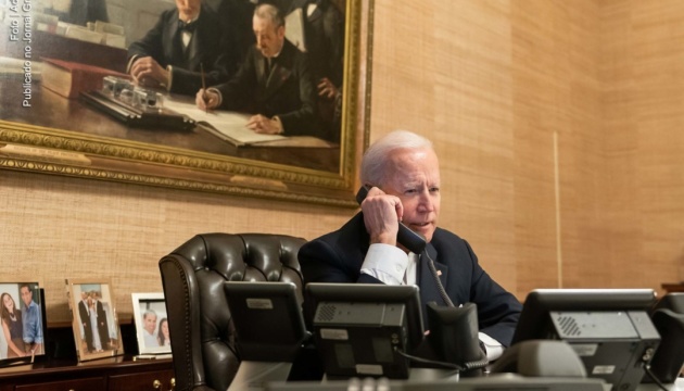 Joe Biden a prévenu Vladimir Poutine que la Russie s’exposerait à de fortes sanctions en cas d’escalade militaire en Ukraine