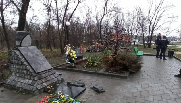 Вандалы повредили памятник Героям Небесной Сотни в Николаевской области
