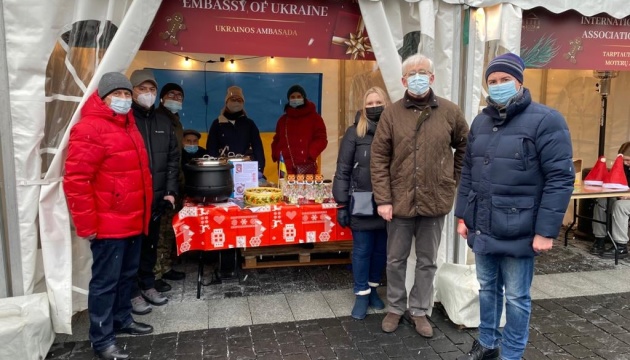 У Вільнюсі діаспора та посольство представили стенд “Україна” на благодійному базарі