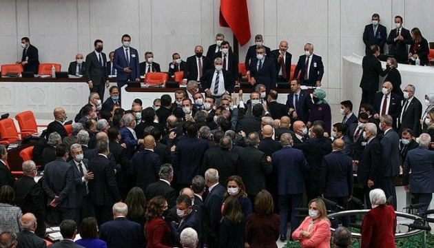В парламенте Турции из-за бюджета подрались депутаты