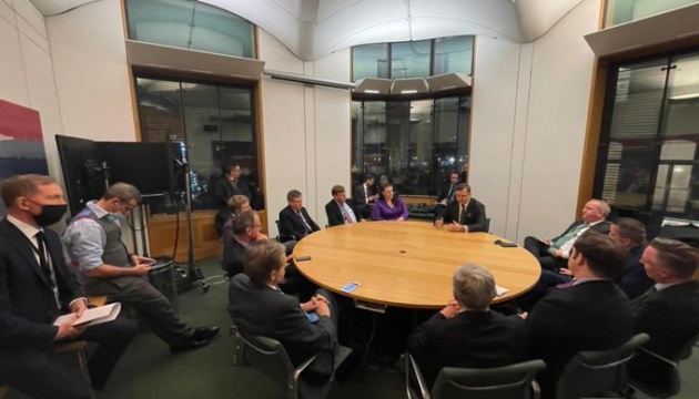 se reúne con miembros del Parlamento británico