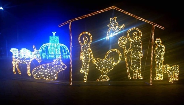 У Мукачеві встановили новорічні скульптури у парку Кузьми Скрябіна