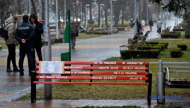 У Вінниці встановили першу в країні «червону лавку» – символ протидії домашньому насильству