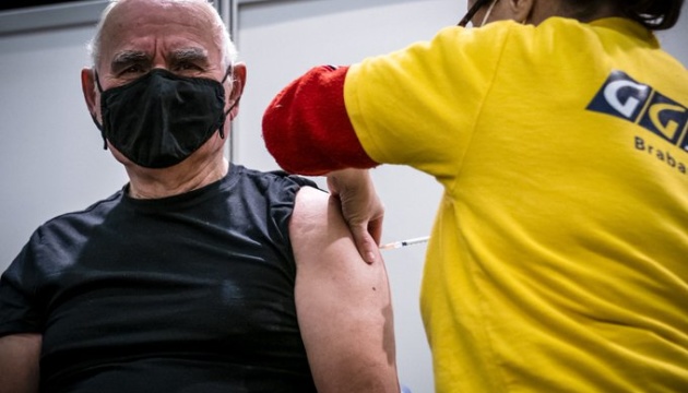 Нідерланди почали щеплення 70-річних бустерною дозою COVID-вакцини 
