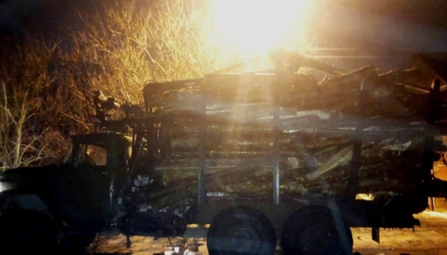 ДТП на Рівненщині: з вантажівки скотились колоди та пробили скло в маршрутці