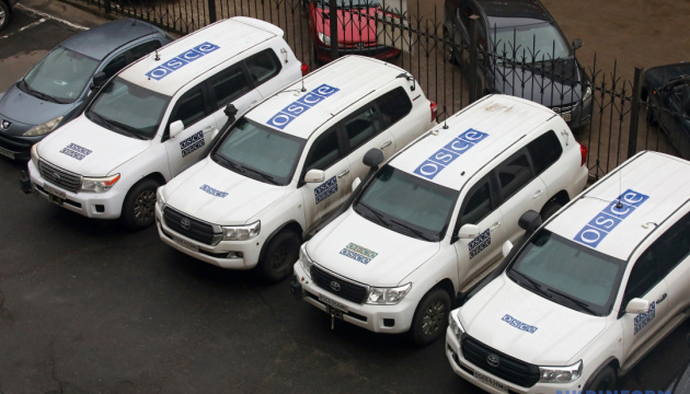 Євросоюз закликає росію повернути автівки місії ОБСЄ та звільнити спостерігачів