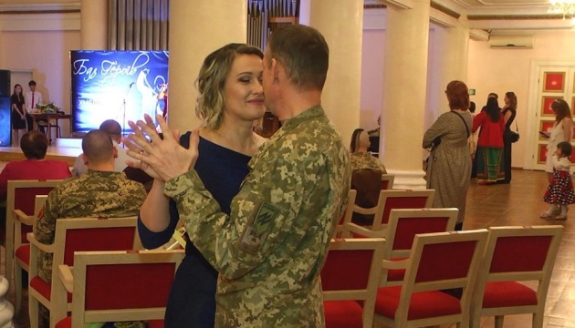 У Хмельницькому для військових влаштували бал «Укради мене з війни»