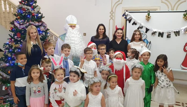 Українська школа “Дивосвіт” в Абу-Дабі по-різдвяному закінчила навчальний рік