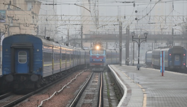 Через проблеми з електрикою в Україні запізнюються понад 80 потягів
