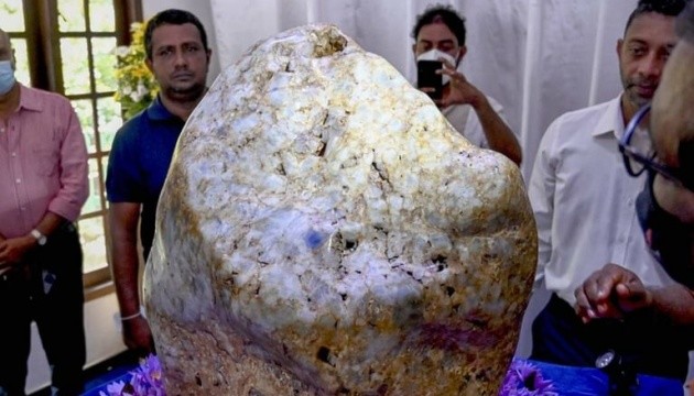 «Королева Азії»: на Шрі-Ланці знайшли найбільший у світі сапфір