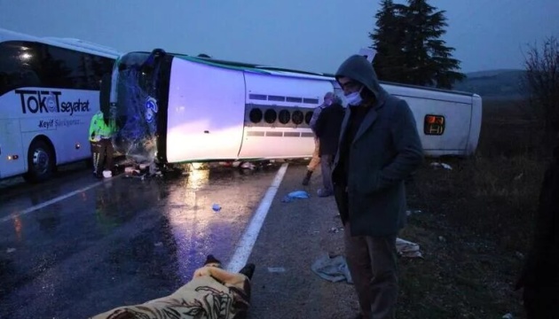 У Туреччині перекинувся пасажирський автобус – двоє загиблих, 24 травмованих