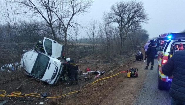 На Луганщині перекинулася маршрутка з пасажирами, загинула людина 