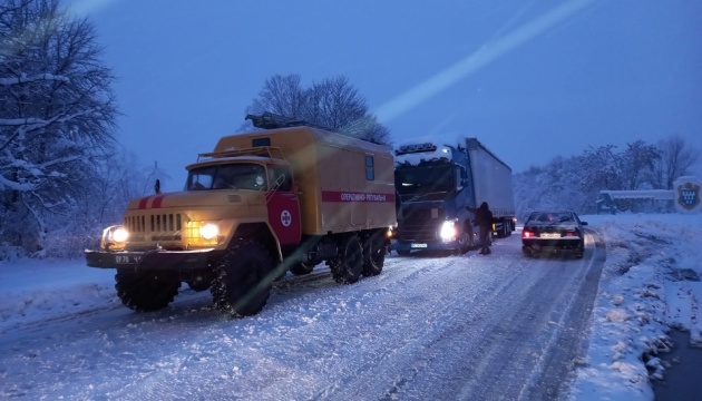 Негода в Україні: рятувальники витягали зі снігу авто і прибирали повалені дерева