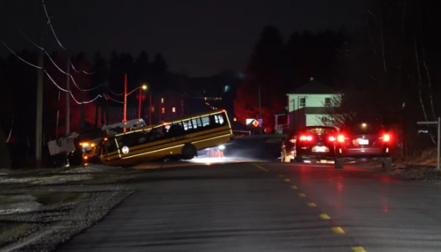 У Канаді шкільний автобус зіштовхнувся з вантажівкою, загинула дитина