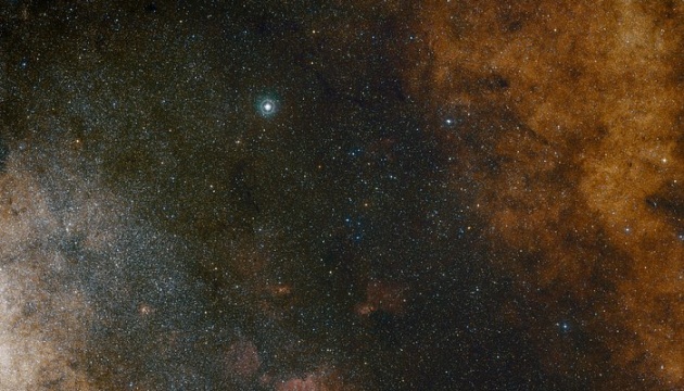 Що біля чорної діри? Астрономи отримали детальні знімки «осердя» Чумацького Шляху