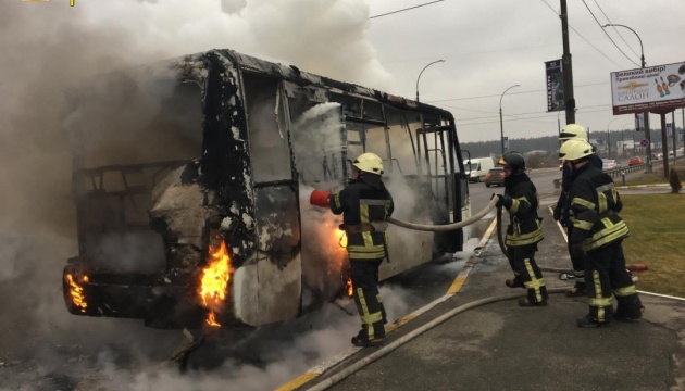 На Київщині загорілася маршрутка, в якій було 20 пасажирів