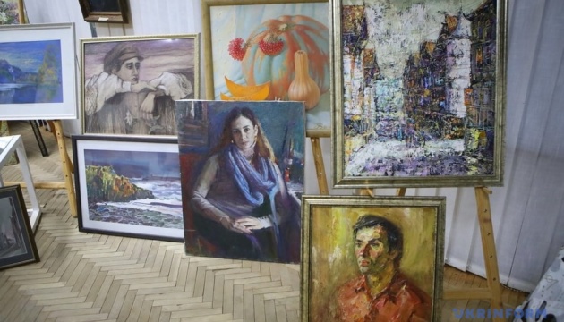 Харківські митці подарували музею в Краматорську понад сотню творів