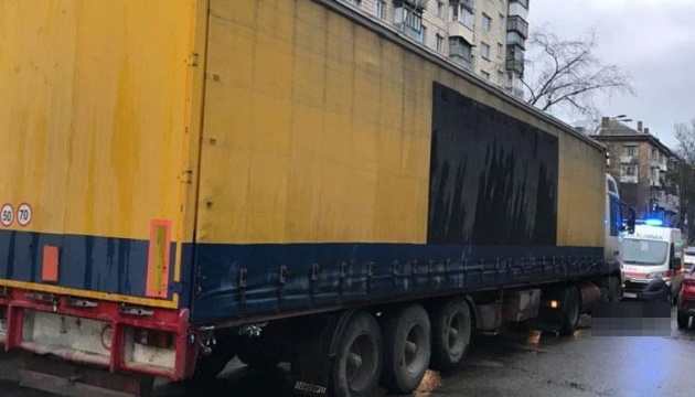У Києві вантажівка збила жінку, яка раптово вийшла на дорогу