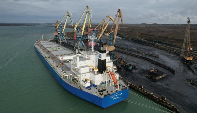У порту «Південний» розвантажують три судна з вугіллям