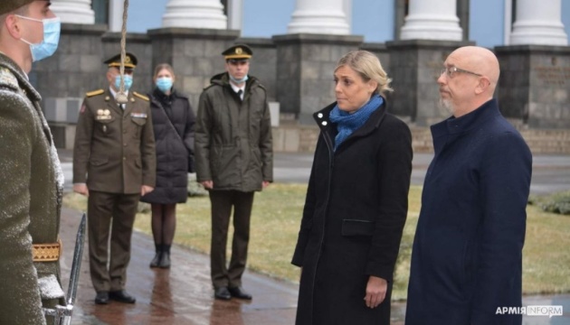 Міністр оборони Данії взяла участь у вшануванні полеглих захисників України