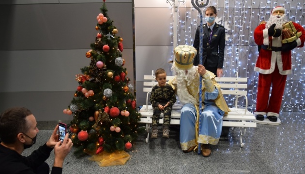 «Миколайчик на кордоні»: дітям у столичних аеропортах дарують Лего