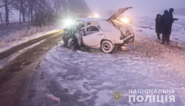 Поліція з’ясовує обставини ДТП, у якій водій легковика загинув на місці