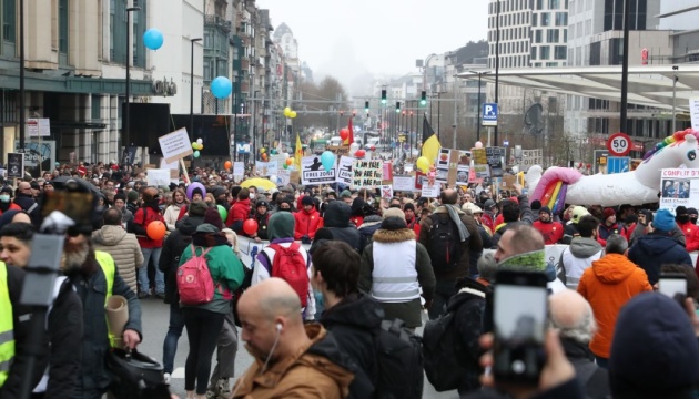 Жбурляли каміння, петарди та лавки: у Брюсселі протестували проти COVID-обмежень