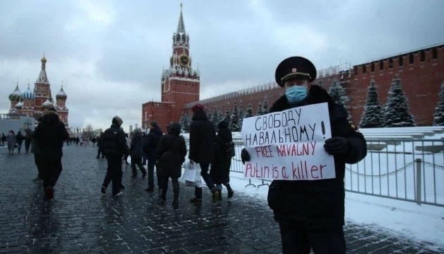 У Москві експоліцейський вийшов на Красну площу з плакатом «Путін убивця» 