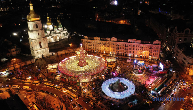Encienden las luces del árbol de Navidad en Kyiv