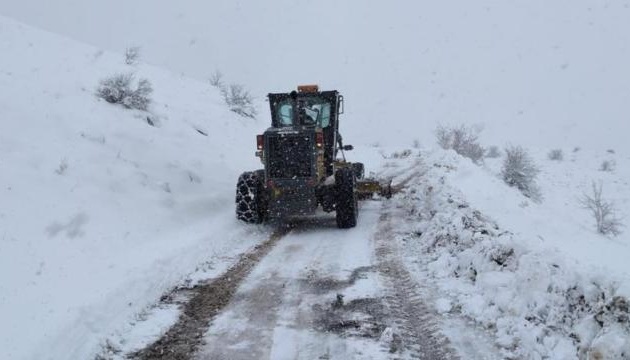 Сніг заблокував рух майже на 1,3 тисячі доріг у Туреччині