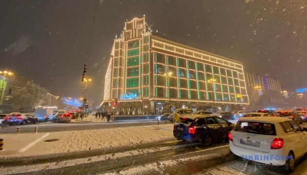 На Київ суне великий сніг - водіїв закликають не заважати прибиранню