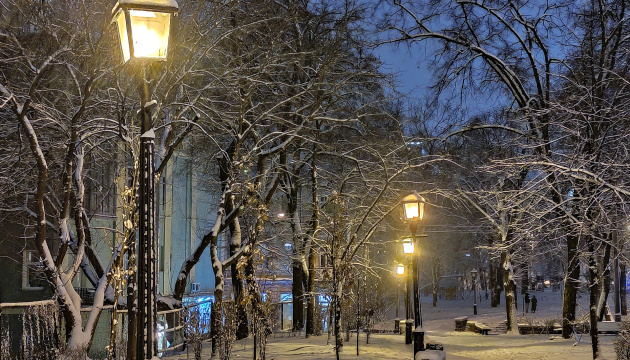 Морозні ночі, теплі дні: Україну чекають мокрий сніг та до +14°