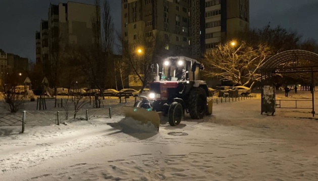 Вночі з київським снігом боролись понад 300 авто спецтехніки