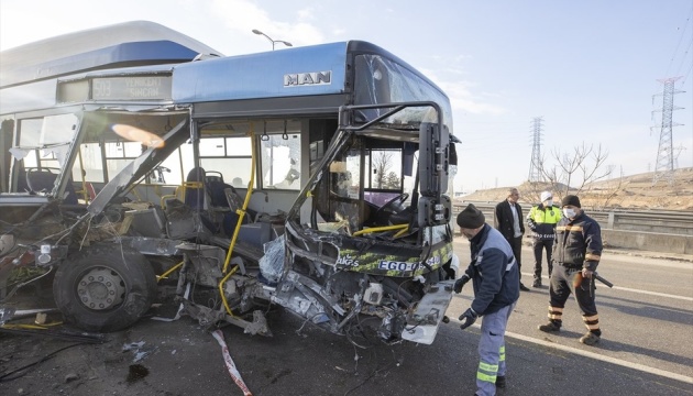 В Анкарі автобус в’їхав в огорожу, 20 постраждалих