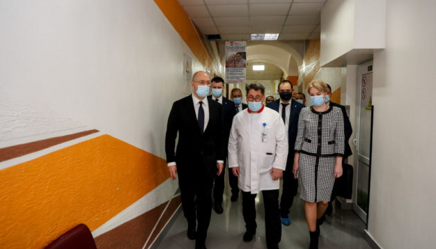 Шмыгаль осмотрел обновленное отделение больницы в Ивано-Франковске