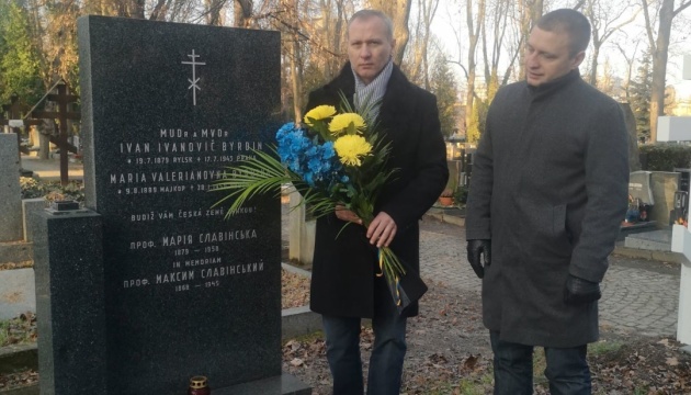 У Чехії поклали квіти на могили 11 українських дипломатів періоду УНР